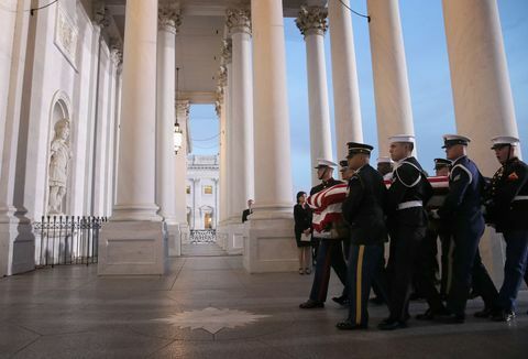 Kongresni voditelji slovesno slovesnost prihoda v Kapitol za pokojnega predsednika Georgea H.W. Bush