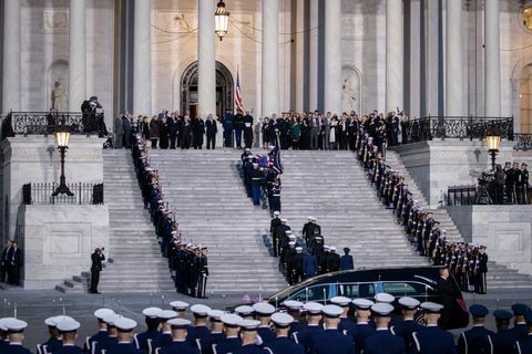 Kongresni voditelji slovesno slovesnost prihoda v Kapitol za pokojnega predsednika Georgea H.W. Bush