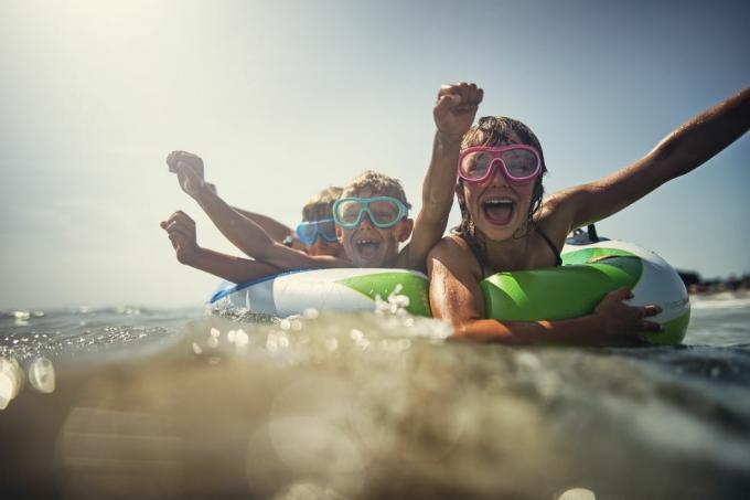 otroci uživajo v počitnicah na plaži in morju