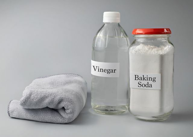 besedilo kisa in sode bikarbone od blizu na steklenici na sivem ozadju