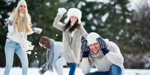 zimski festivali s skupino prijateljev, ki se igrajo na snegu