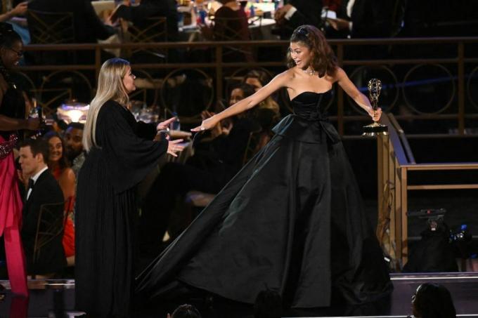 Oglejte si nizko izrezano obleko Kelly Clarkson za nagrado Emmys, o kateri vsi govorijo