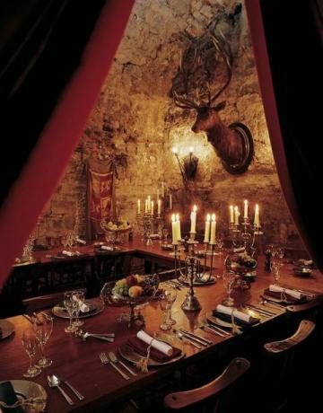 Potujte skozi čas in večerjajte, kot sta Jamie in Claire, v dvorcu Auld na gradu Dundas