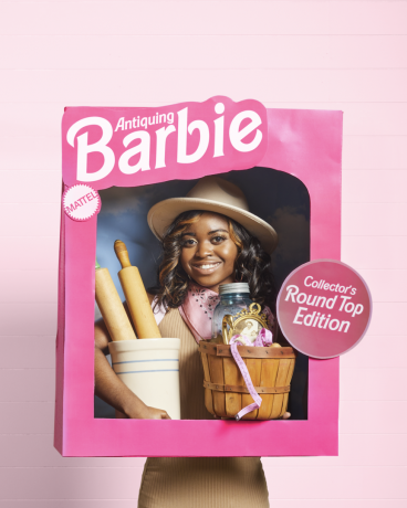 starinski kostum Barbie za noč čarovnic z žensko v roza škatli, ki drži starinske najdbe
