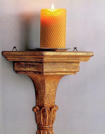čebelji vosek na podstavku valjana sveča