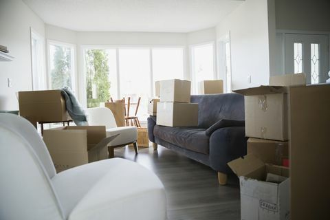Premične škatle in pohištvo v dnevni sobi