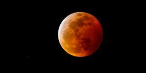 krvava luna ali polna luna z rdečkasto senco zaradi popolnega luninega mrka na nočnem nebu
