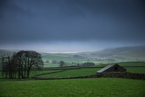 kmetija pod temno sivimi oblaki