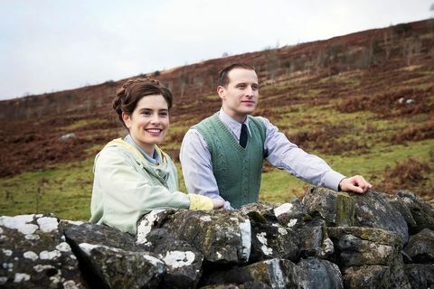 l do r helen alderson, ki jo igra rachel shenton in james herriot, ki jo igra nicholas ralph