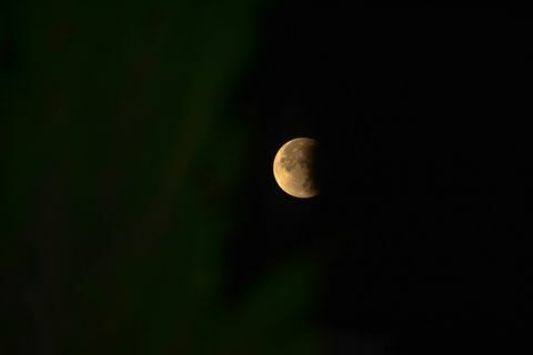 Luno lahko opazimo med delnim luninim mrkom v ...