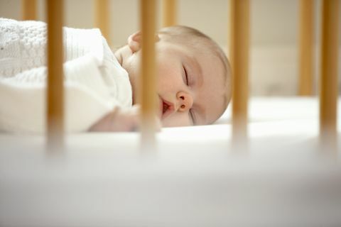 dojenček spi v posteljici