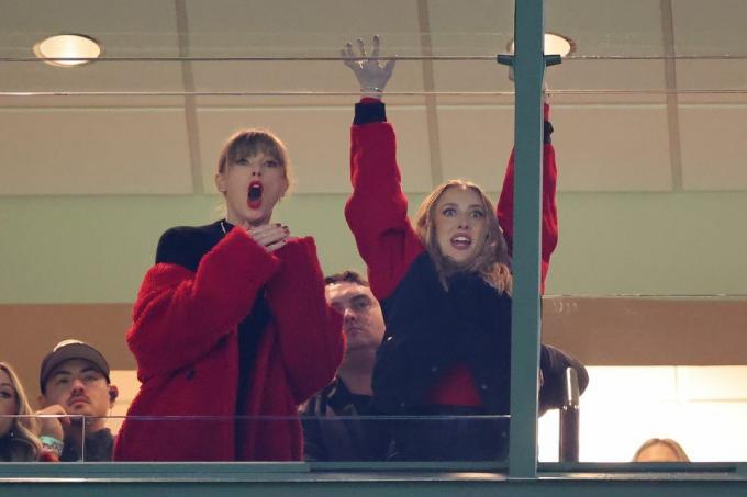 Bralci z ustnic mislijo, da je Taylor Swift zavpila "Pridi na Trav!" Med Chiefs Game