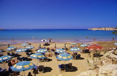 Plaža Paphos na Cipru - vroče sončno vreme