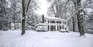 Vintage stara hiša v svežem snegu