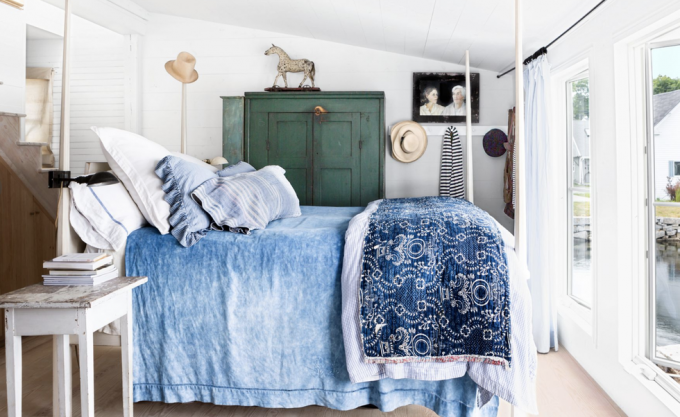 postelja z plakatom in modro posteljnino