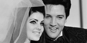 originalni napis 511967 las vegas, pevec Elvis Presley in njegova nevesta priscilla ann beaulieu, pozirata za fotografijo njuna poroka v hotelu Aladdin Presley, 31, je spoznal svojo 22-letno nevesto, ko je bil med svojo vojsko nameščen v Nemčiji storitev