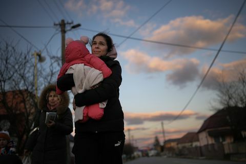 velke slemence, slovaška 10. marec begunci, ki bežijo iz ukrajine peš do sprejemnega centra na mejnem prehodu velke slemence 10. marca 2022 v velke slemence, slovaška več več kot dva milijona ljudi je pobegnilo iz Ukrajine v sosednje države, odkar je Rusija 24. februarja začela obsežno invazijo na državo. Fotografija christopherja furlonggettyja slike