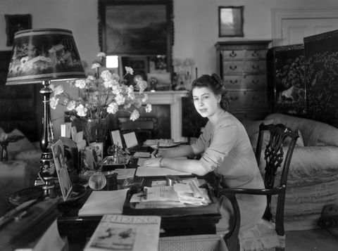 19. julij 1946 princesa elizabeth dela za svojo mizo v buckinghamski palači, fotografija lisa sheridanstudio lisagetty images