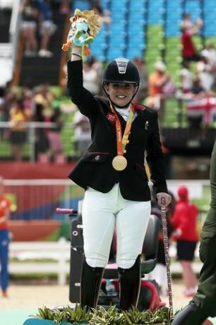 rio de janeiro, brazil, 15. septembra zlati odličnjak natasha pekar velike britanije slavi na stopničkah na ceremoniji medalj za konjeniški dresurni posameznik prvak test test ii končno 8. dan paraolimpijskih iger rio 2016 na olimpijskem stadionu 15. septembra 2016 v rio de janeiro, brazil foto avtor alexandre slike loureirogetty