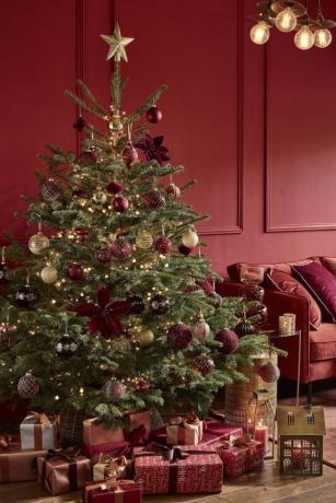 dnevna soba z božičnim drevescem