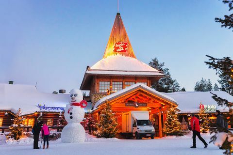 Snežni mož v Santa pisarni Santa Village Rovaniemi Laponska zvečer