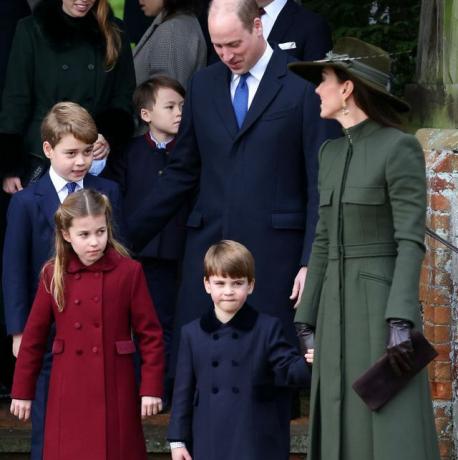 kralj charles iii praznuje prvi božič kot monarh s kraljevo družino