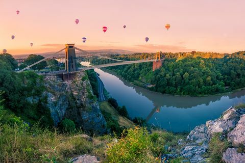 baloni na vroč zrak nad cliftonovim visečim mostom ob sončnem vzhodu