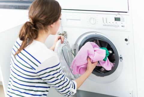 Ženska uporablja pralni stroj