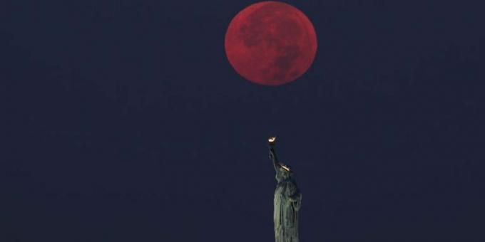 polna luna zahaja za kip svobode v New Yorku