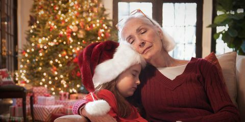 Babica in hči spijo na božiču