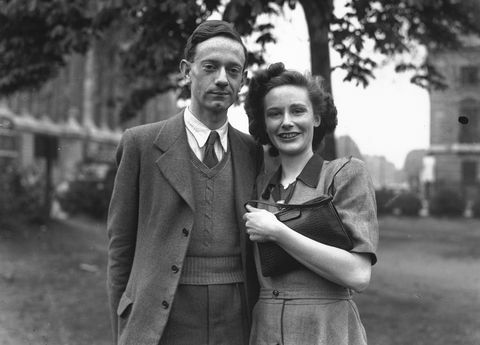 Christopher Robin in zaročenka Lesley de Selincourt leta 1948