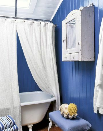 modra kopalnica z belimi poudarki