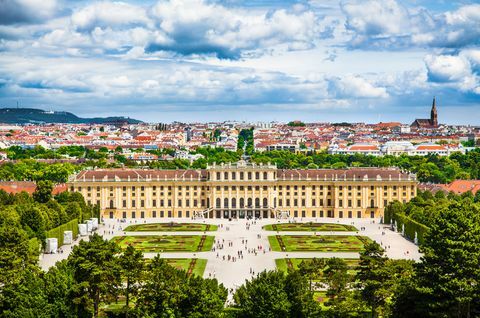 Čudovit pogled na znamenito palačo Schonbrunn z vrtom Great Parterre na Dunaju, Avstrija