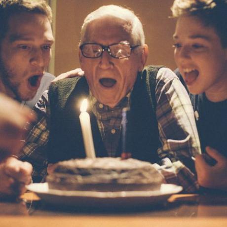 Mladeniči praznujejo rojstni dan svojih dedkov