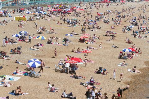 Sunbathers na plaži Brighton