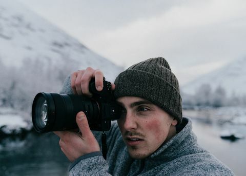 fotografiranje s fotoaparatom v snegu pozimi