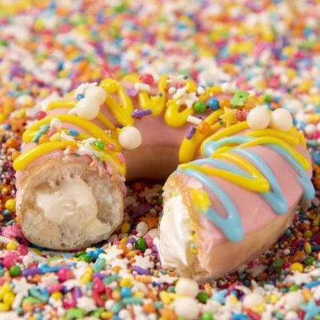 Krispy Kreme je za svoj rojstni dan predstavil krofe, napolnjene s pecivom