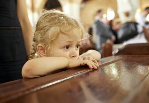 mlado dekle v cerkvi
