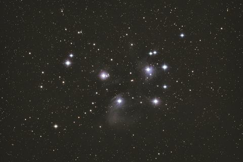 pogled na čudovito zvezdno kopico, imenovano plejade m45, v ozvezdju Bika