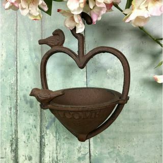 Vintage litoželezni hranilnik za ptičje seme v obliki srca