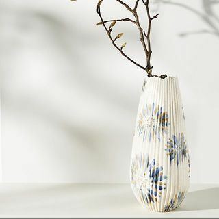 Rebrasta abstraktna cvetlična vaza