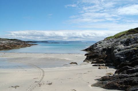 Celotna plaža in očarljiva koča na 'najbolj sončnem otoku v Britaniji' je na prodaj
