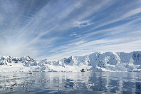 polarno raziskovalno plovilo na Antarktiki