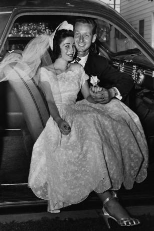 mladoporočenca prispeta domov z avtomobilom, da začneta novo življenje, okoli leta 1960, fotografija george marksretrofilegetty images