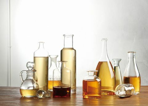 Kisli sorti kis v steklenicah različnih velikosti