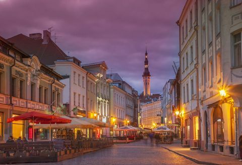 Osvetljena ulica v mestni pokrajini, Talin, Estonija