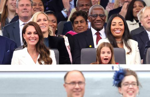 London, Anglija 4. junij Catherine, vojvodinja Cambriška in princesa Charlotte Cambriška gledajo medvedka Paddingtona in hm kraljico na zaslonu med platinasta zabava v palači pred buckinghamsko palačo 4. junija 2022 v londonu v angliji se praznuje platinasti jubilej elizabete ii. od 2. junija do 5. junija 2022 v Združenem kraljestvu in Commonwealthu za obeležitev 70. obletnice pristopa kraljice Elizabete II 6. februarja 1952, fotografija chrisa jacksongetty slike